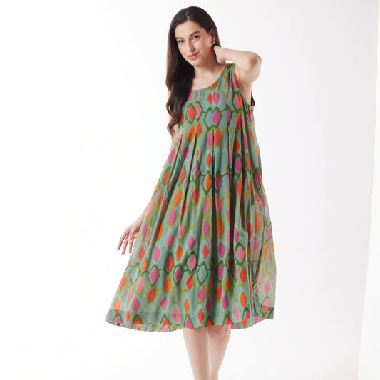 Woman wearing the Au Hasard D'Un Voyage's Sleeveless Dress in Green