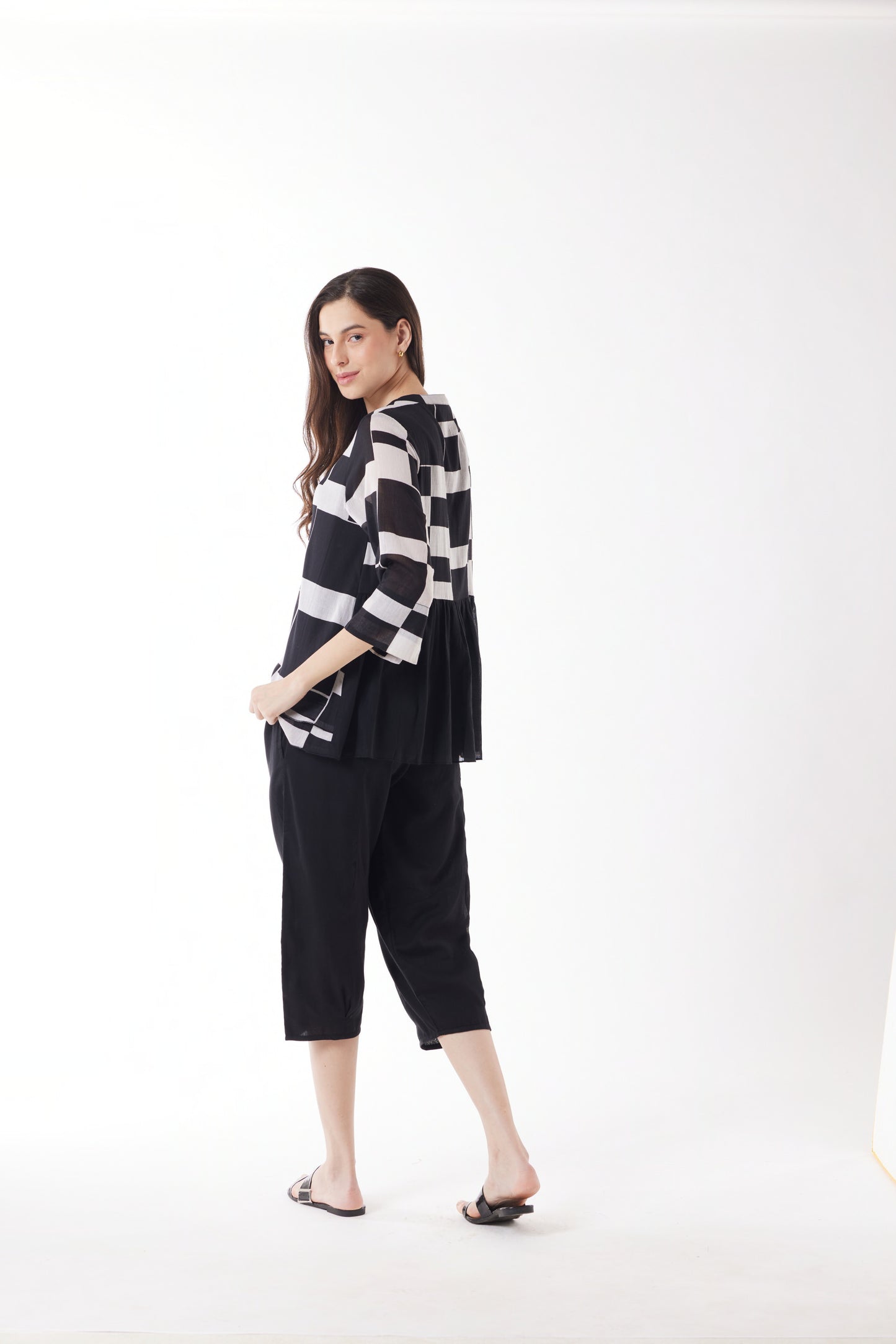 Woman wears Au Hasard D'Un Voyage's Top in Black and White