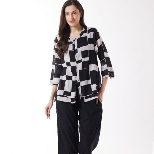 Woman wears Au Hasard D'Un Voyage's Top in Black and White