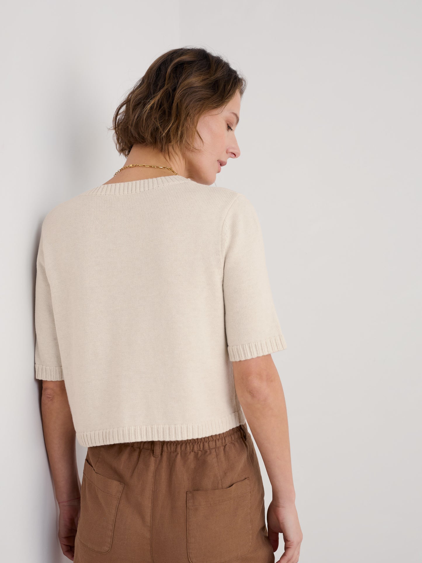 Woman wearing the Gillan Creek cotton Cardigan in Chalk beige by SEASALT