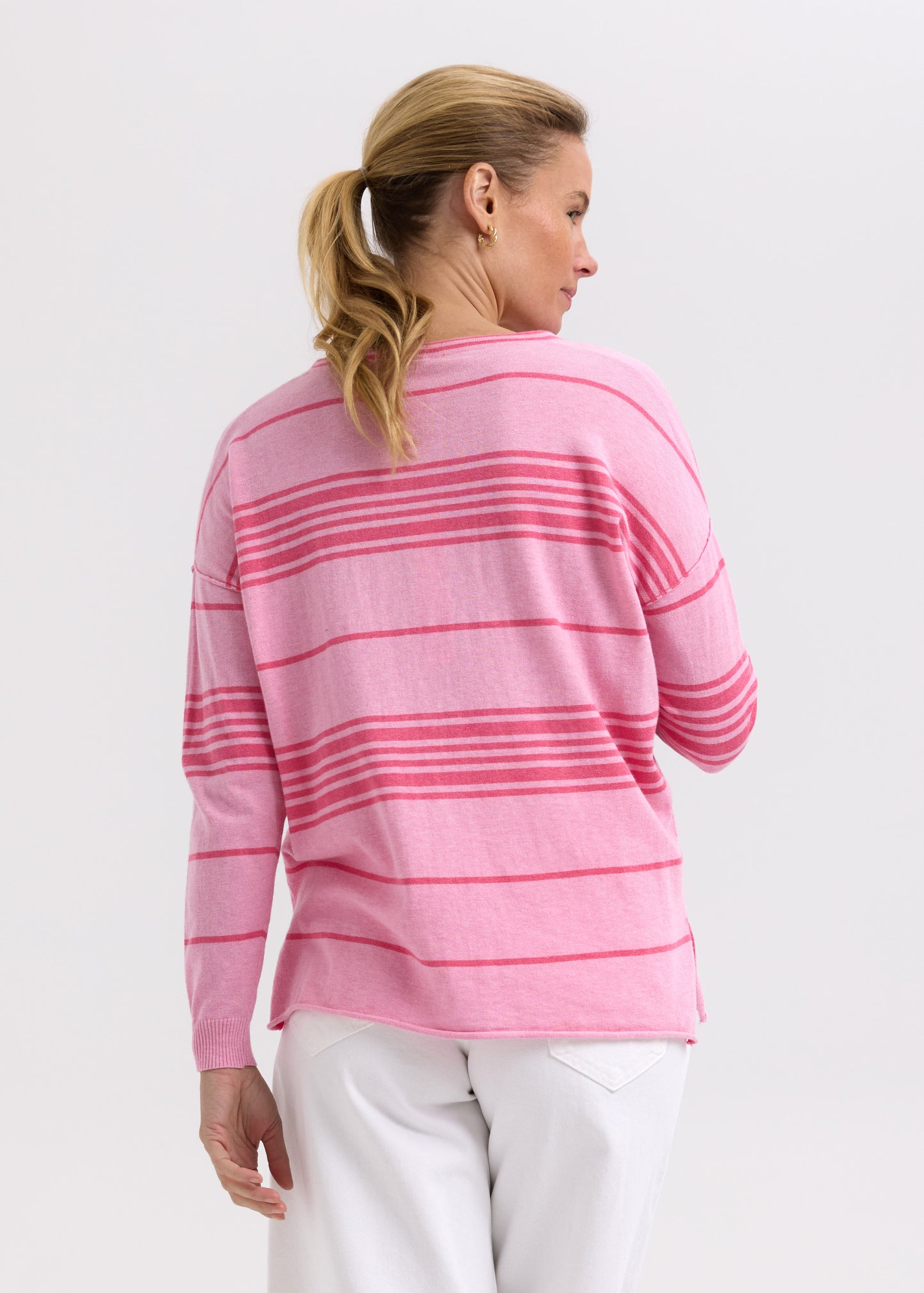 Woman wearing the Beach Bum summer sweater by Zaket and Plover in Fondant pink