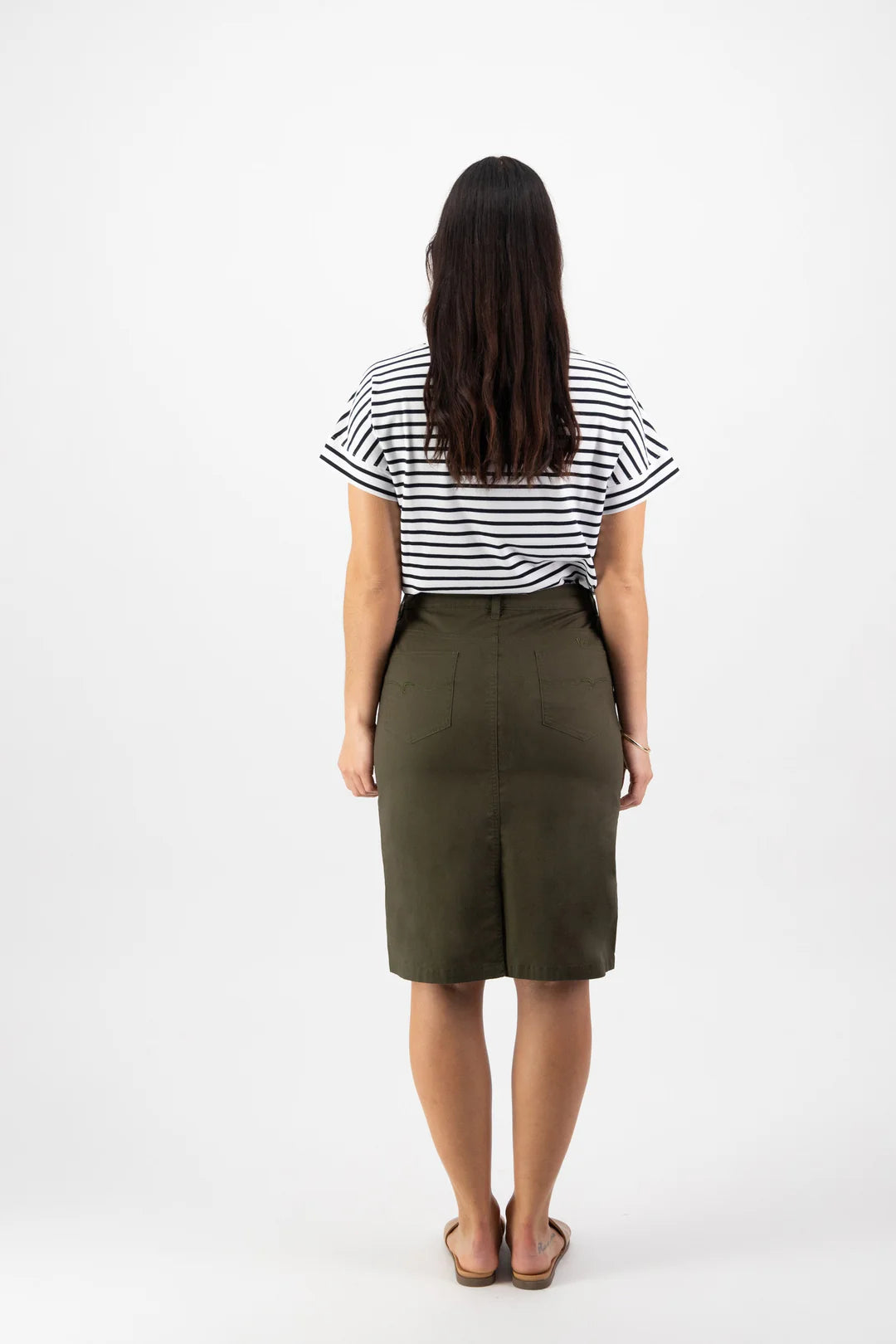 Woman wearing the cotton poplin skirt in khaki green by Vassalli