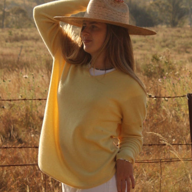 Bridge and Lord women's Cashmere Vee Pullover in daffodil