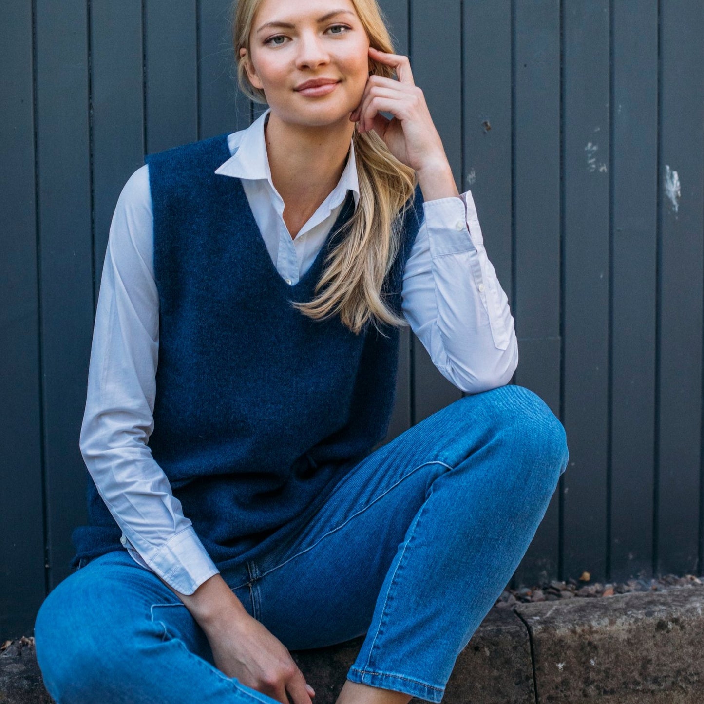 Eribe navy woolen vest for women in wool. Quality knitwear.