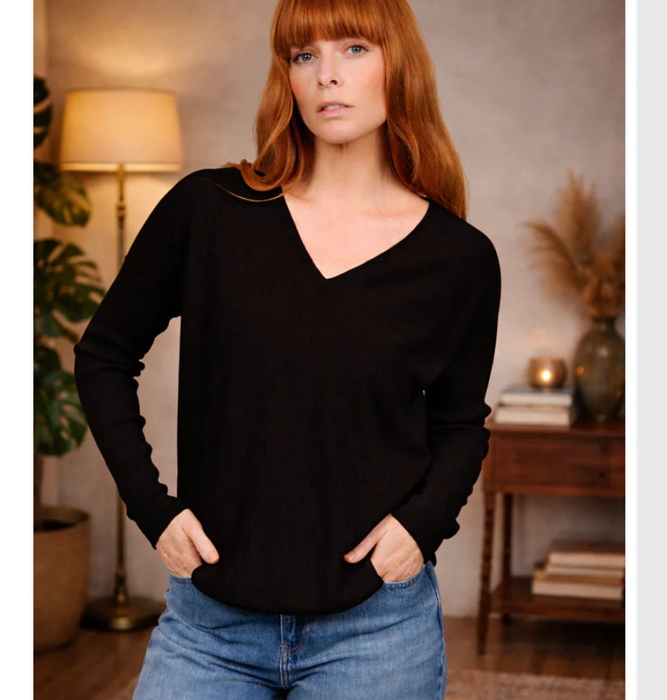Bridge & Lord - Slim Curved Hem Vee Jumper - Merino & Cashmere - Black