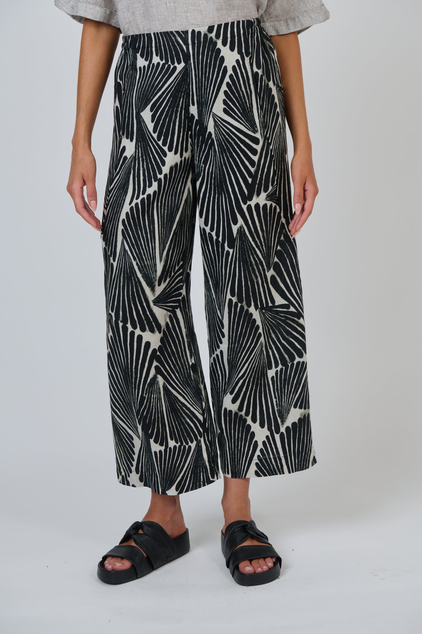 Naturals by O&J wide linen pants GA398 in black and white print