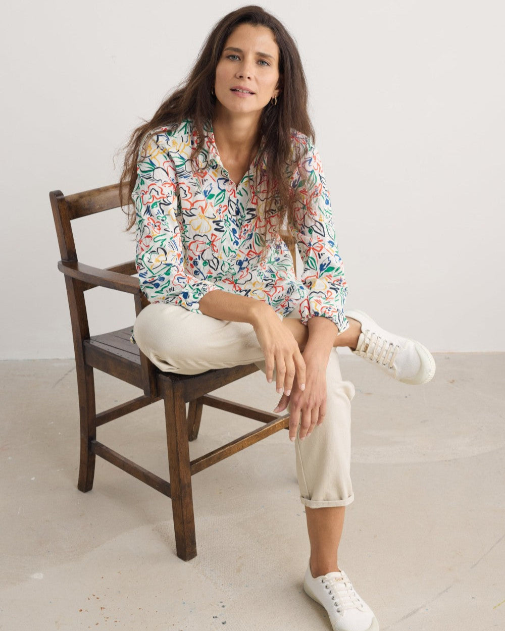 Woman wearing the Larissa cotton shirt in Painters Garden Chalk by SEASALT