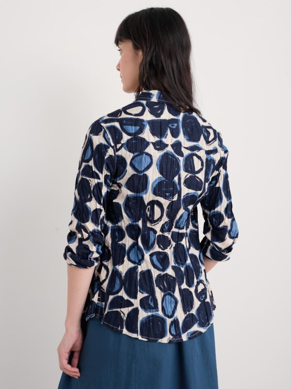 Woman wearing the Larissa cotton Shirt in Pebble Monoprint Aran by SEASALT