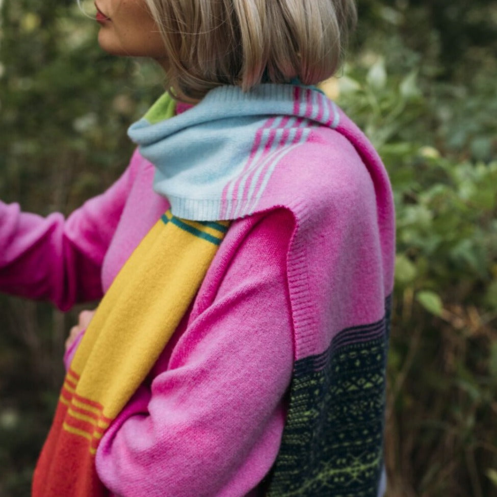 Eribe Scottish Knitwear. Corry Raglan Sweater in Bubblegum.