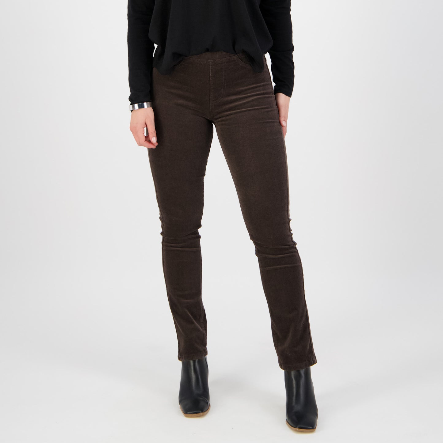 Vassalli Slim leg Pinwale Cord Pants for women in Walnut