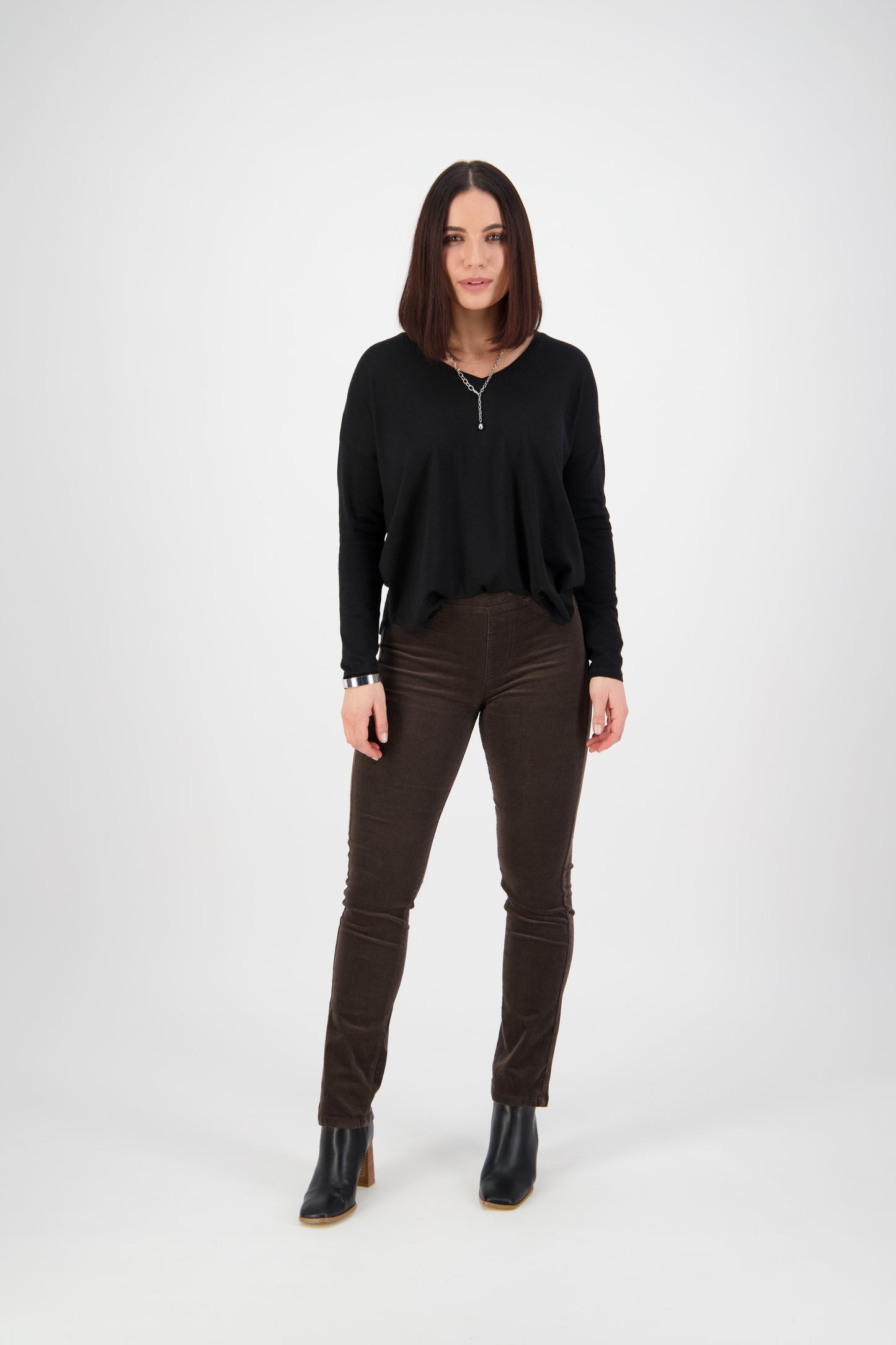 Vassalli Slim leg Pinwale Cord Pants for women in Walnut