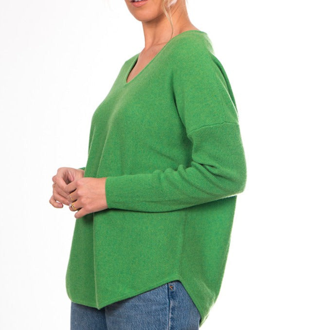 Bridge and Lord's women's Cashmere Vee Pullover in fern