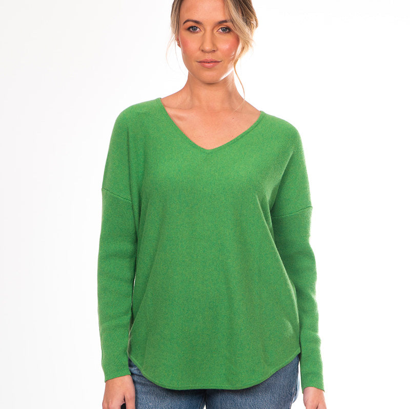 Bridge and Lord's women's Cashmere Vee Pullover in fern