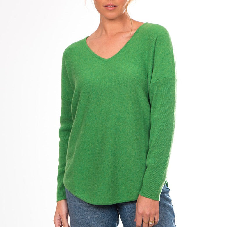 Bridge and Lord's women's Cashmere Vee Pullover in fern