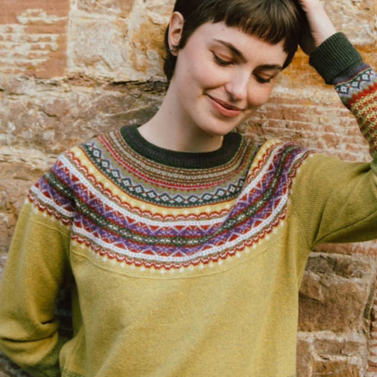 Woman wearing the Eribe Findhorn Alpine short sweater