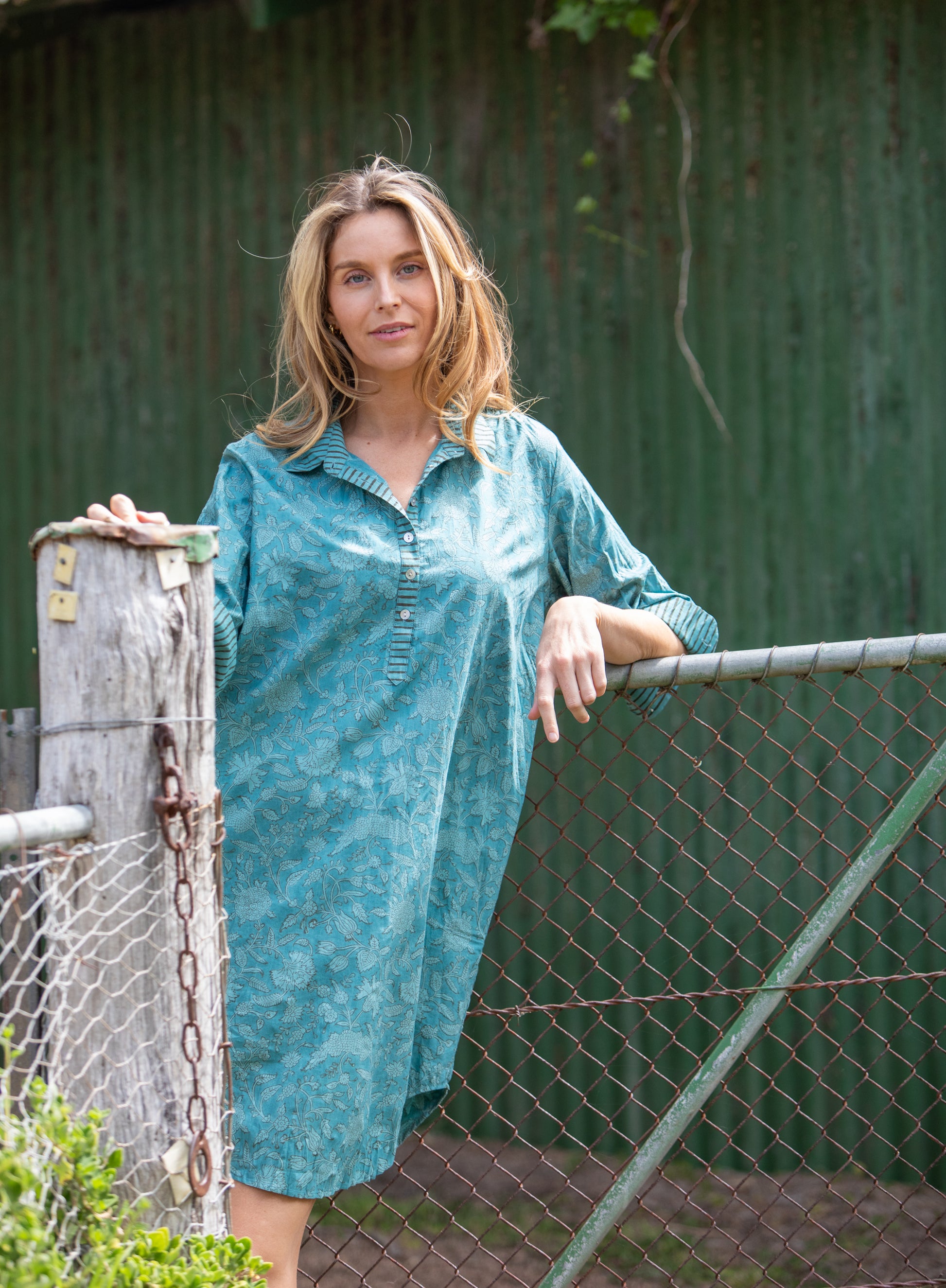 Woman wearing the Mandalay Designs shirt dress Bella Floral in blue.