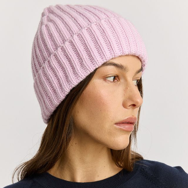 Woman wearing the powder pink Chunky wool beanie by Toorallie