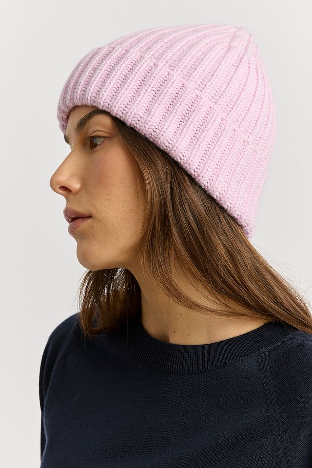 Woman wearing the powder pink Chunky wool beanie by Toorallie