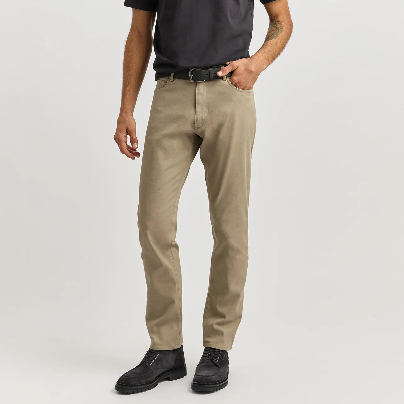Man wearing Toorallie's Regular Cotton Twill Pants in Biscuit brown