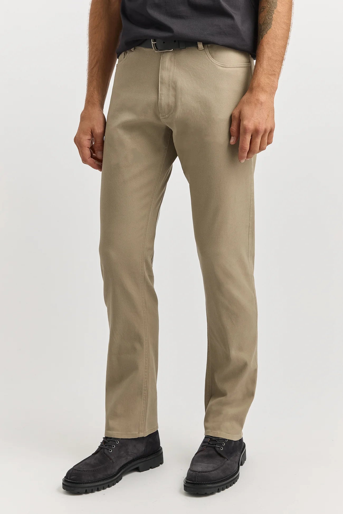 Man wearing Toorallie's Regular Cotton Twill Pants in Biscuit brown