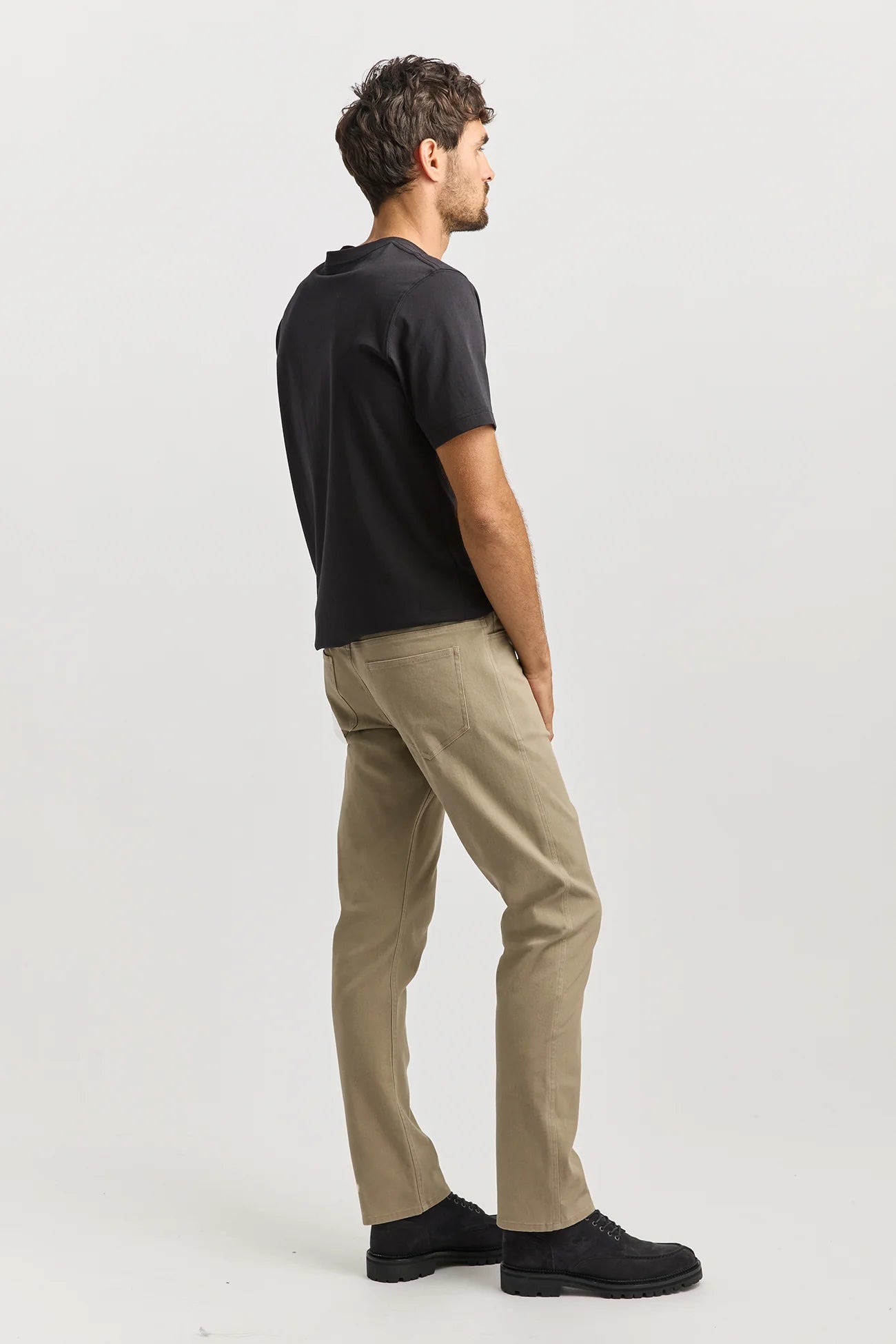 Man wearing Toorallie's Regular Cotton Twill Pants in Biscuit brown