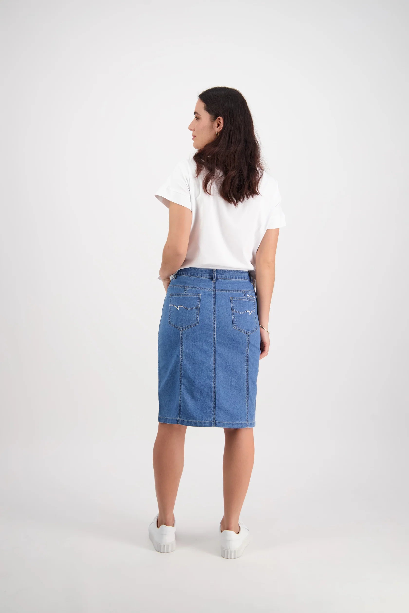Woman wearing the denim skirt with contrasting cotton stitching by Vassalli in light blue