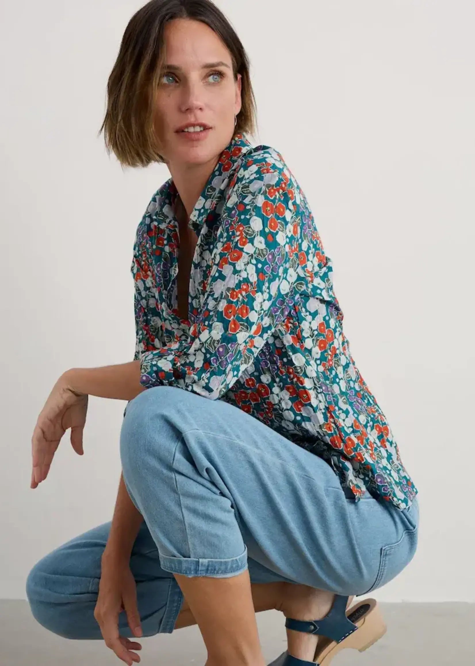 Woman wearing the Larissa cotton Shirt by SEASALT in Wild Hollyhock print