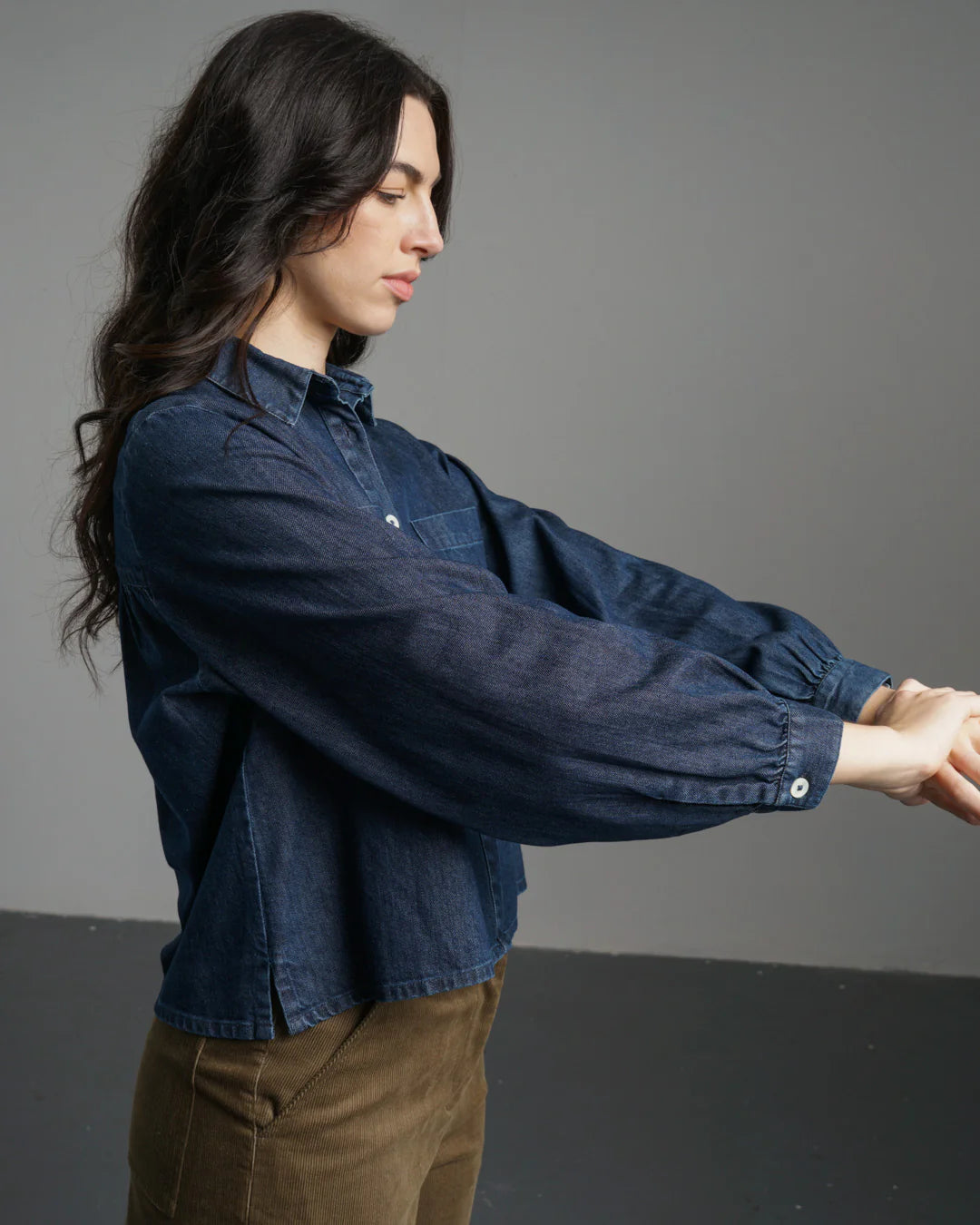 Woman wearing the Bibico Ada denim shirt made with elasticated puffy sleeves