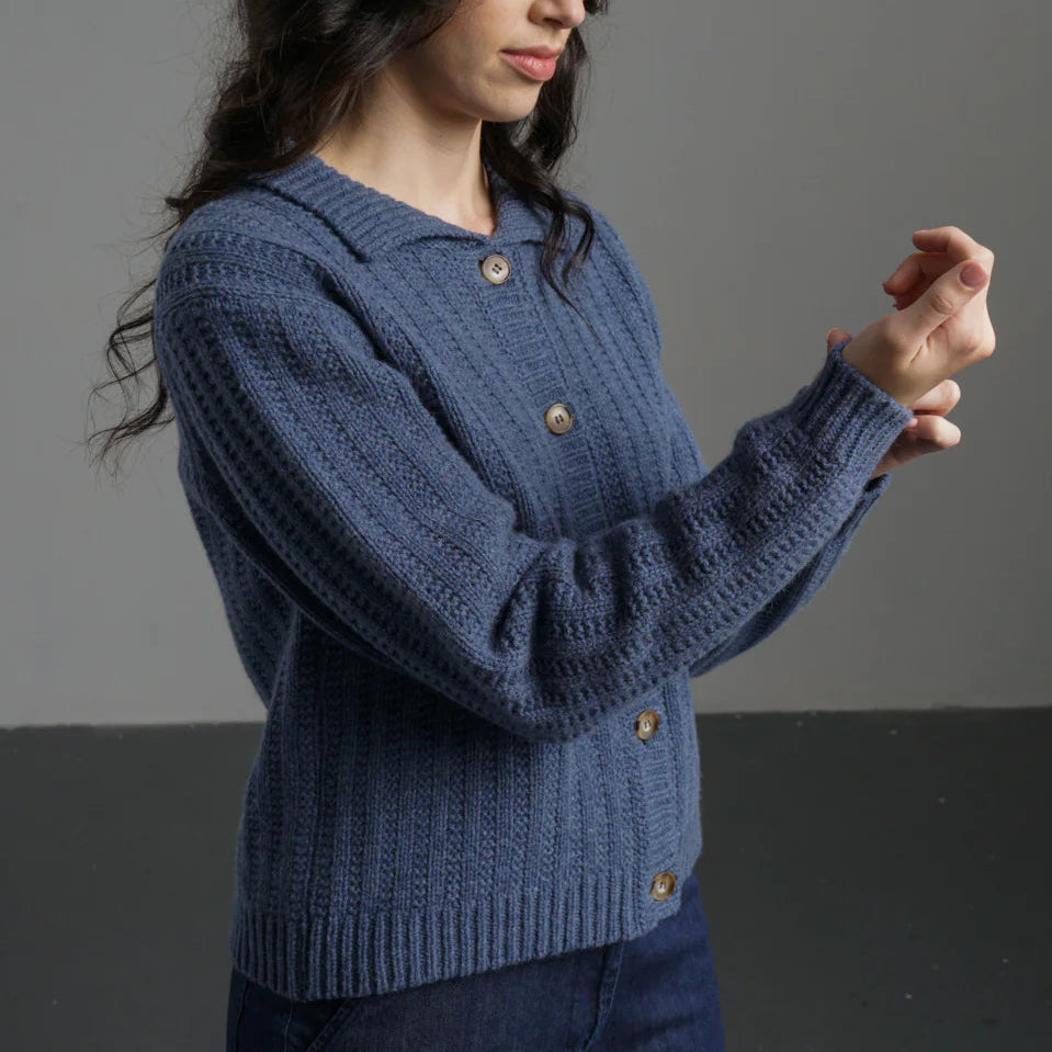 Cropped women's cardigan with a collar in Blue.