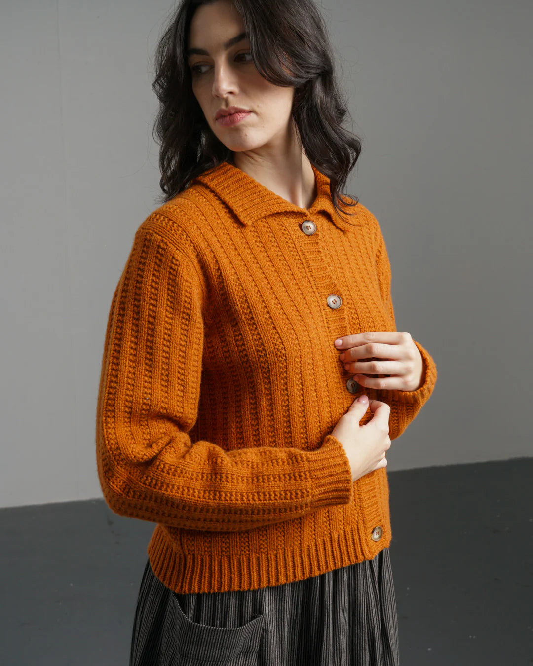 Warm women's cardigan in 100% wool. Quality knitwear that will last.