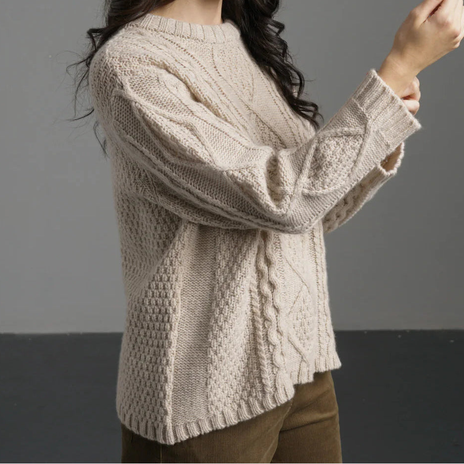Wollen jumper. Aran style with cables for women.