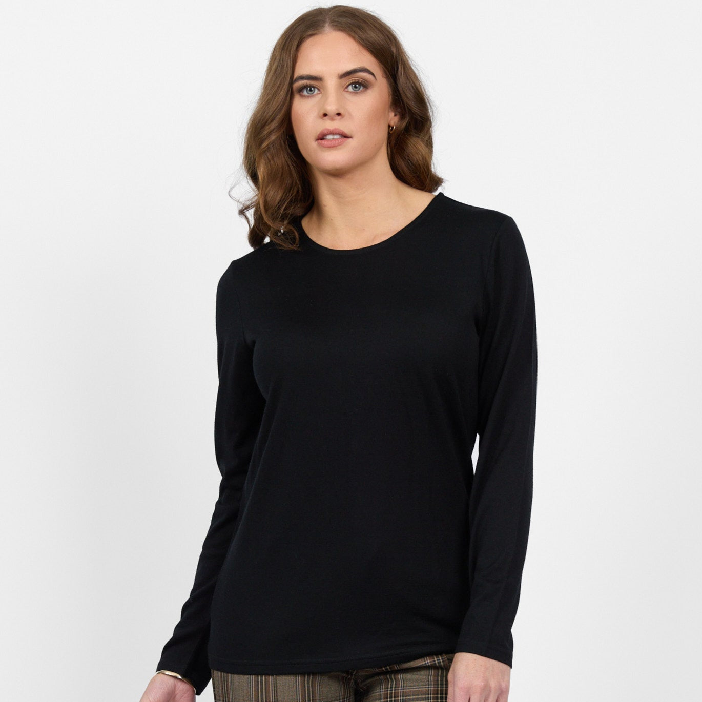 Crew neck merino wool top in black from Vassalli