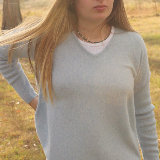 Cashmere vee-neck pullover in soft blue from Bridge and Lord