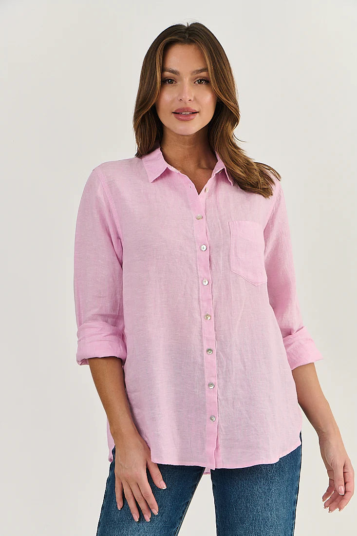 Enveloppe Linen oversized shirt in pink.