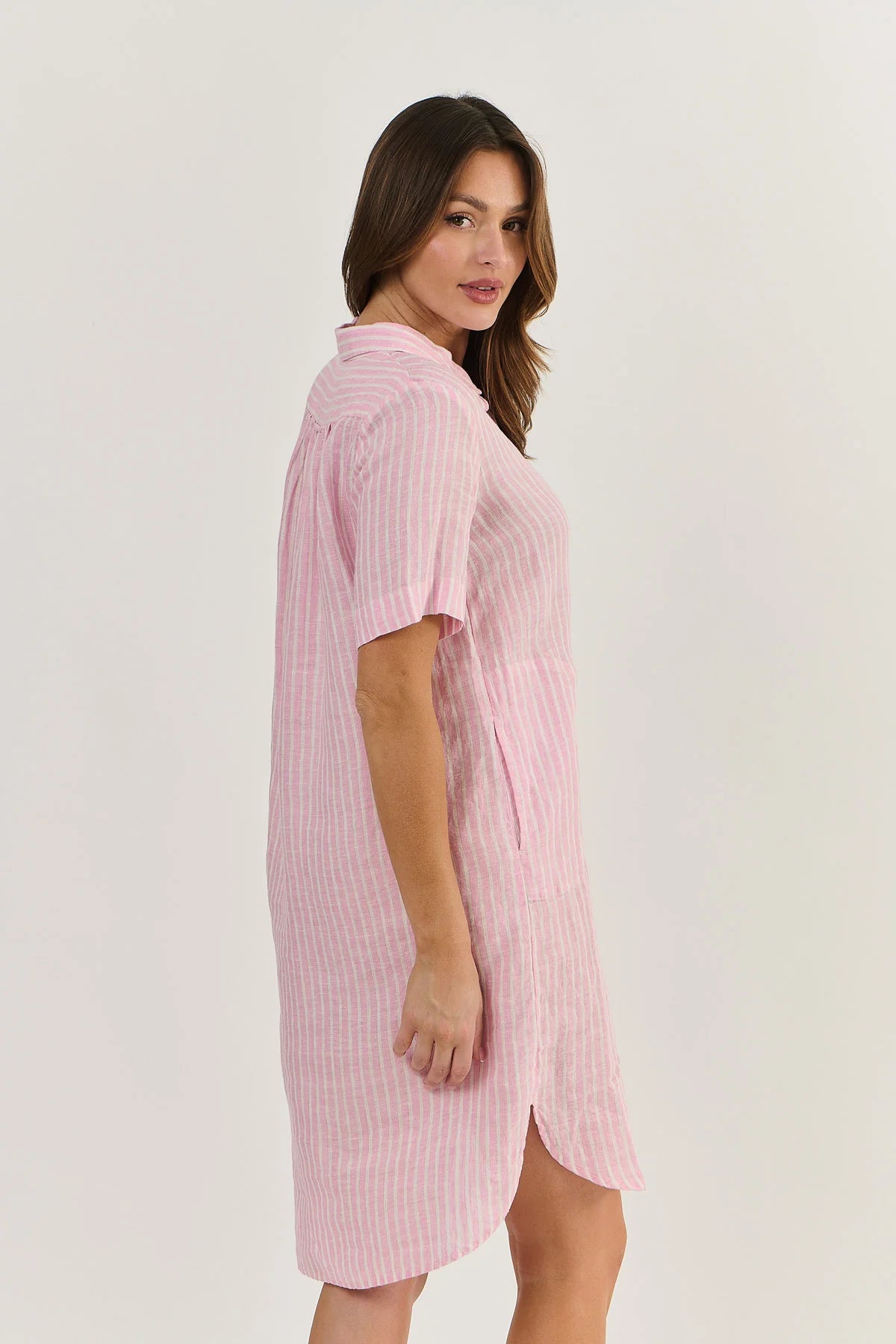 Enveloppe linen shirtdress in pink.