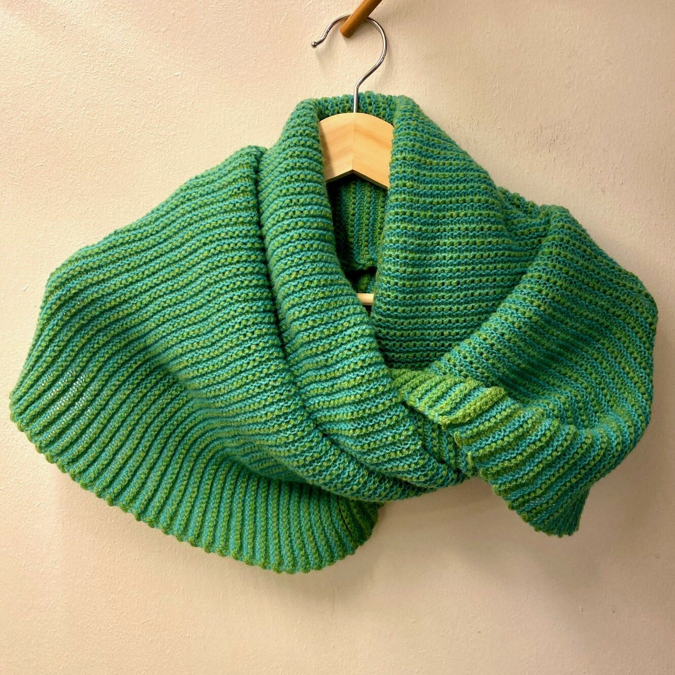 Eribe Cowl scarf in green.