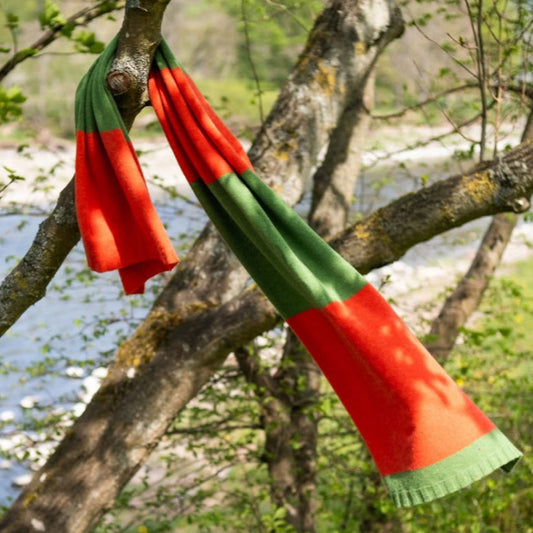 Eibe Bowden stole in Waterlily. 100% wool.