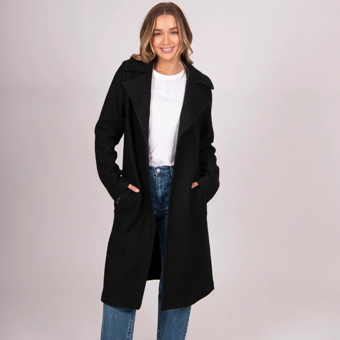 Bolied wool coat for women in black. Quality knitwear