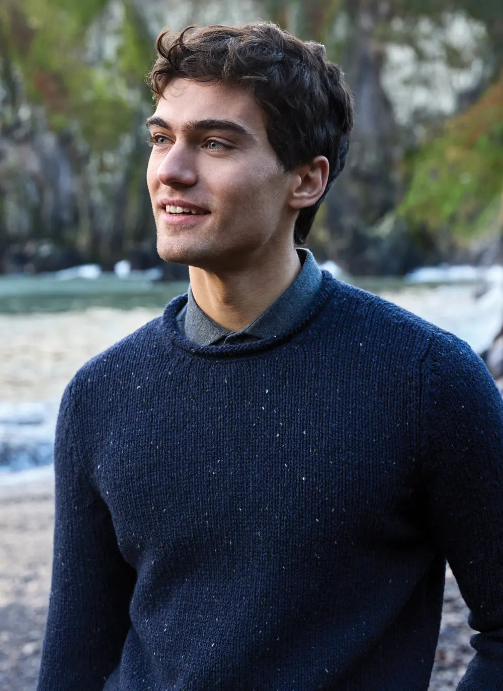Merino wool jumper for men. Quality woolen knitwear. Navy.