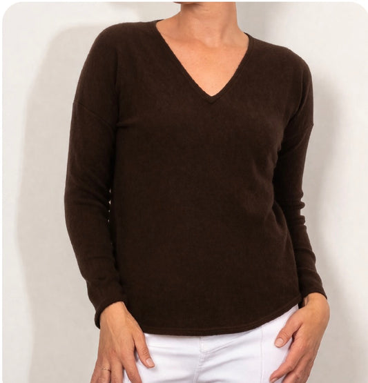 Bridge & Lord - Slim Curved Hem Vee - Chocolate