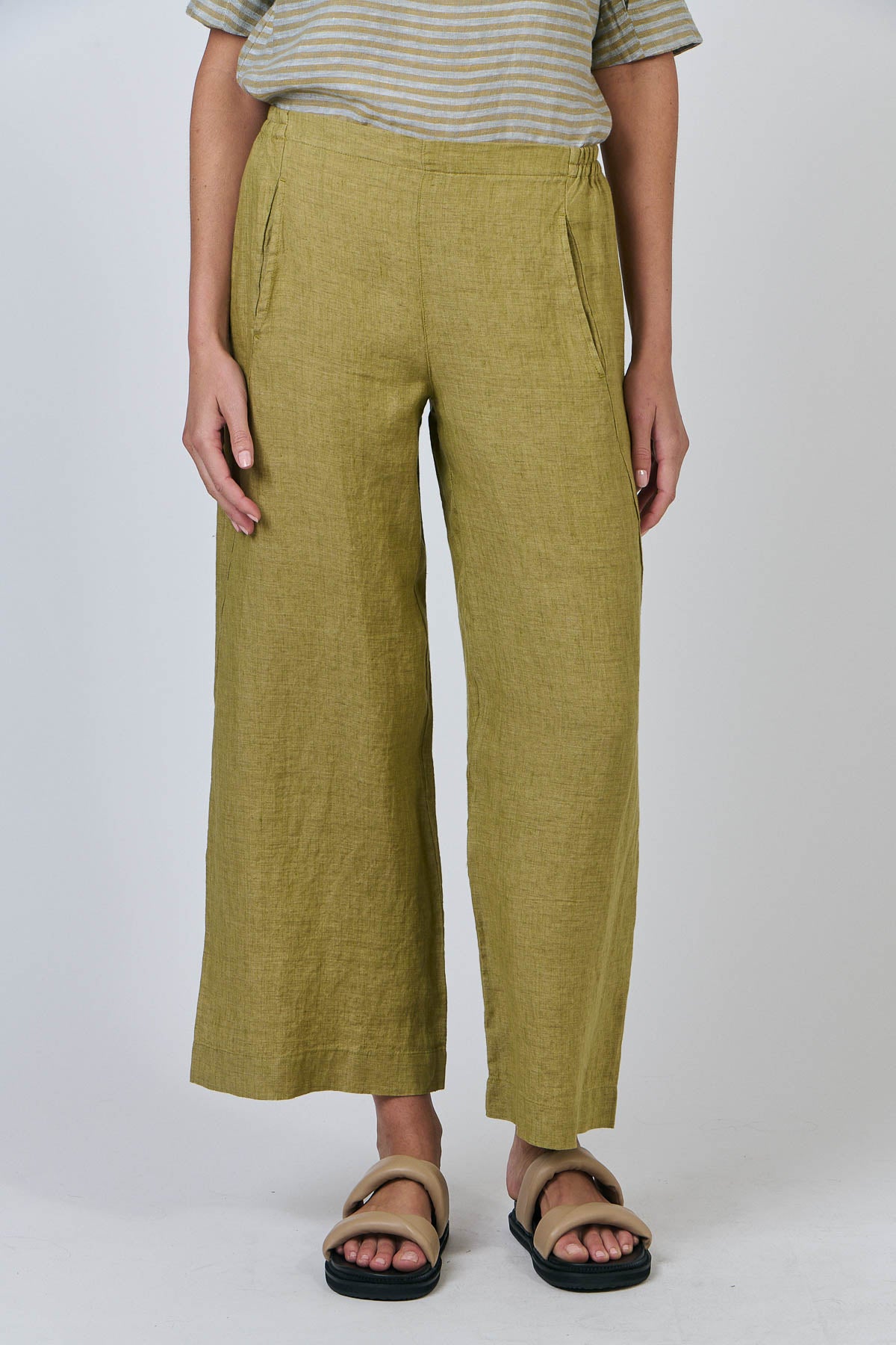 Naturals by O&J. Linen pants in green. 