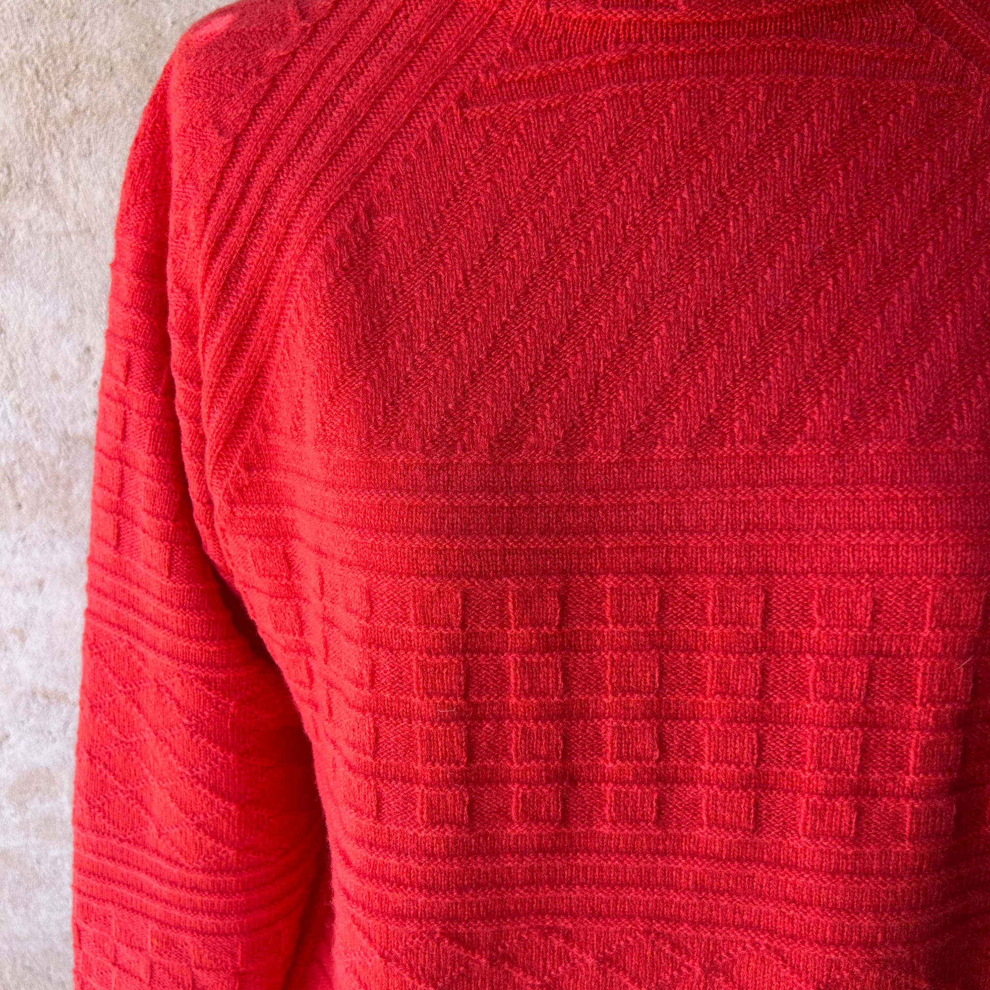 Mansted 100% wool sweater in red textured. Sidney.