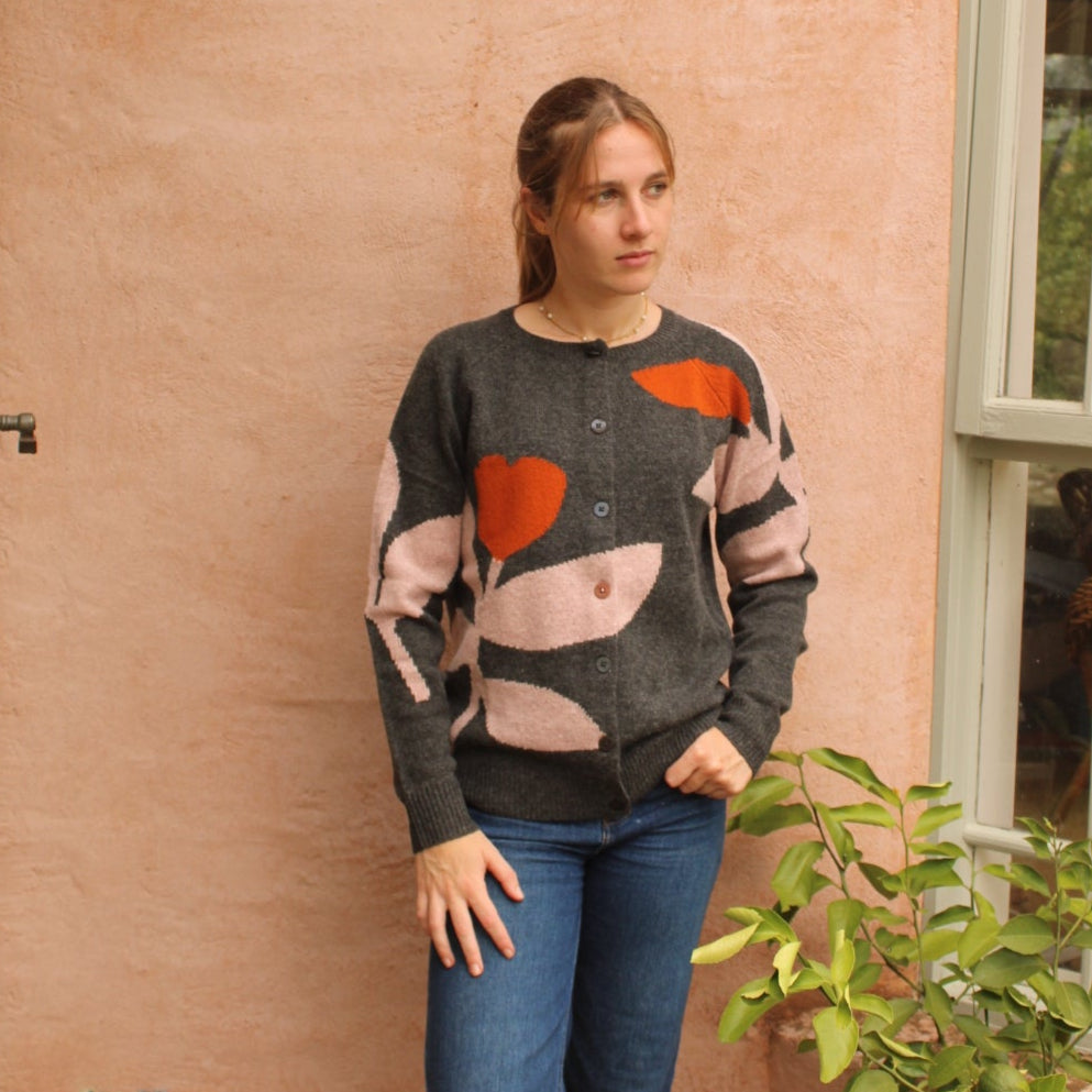 Feride cardigan from Mansted in grey. Pure wool.