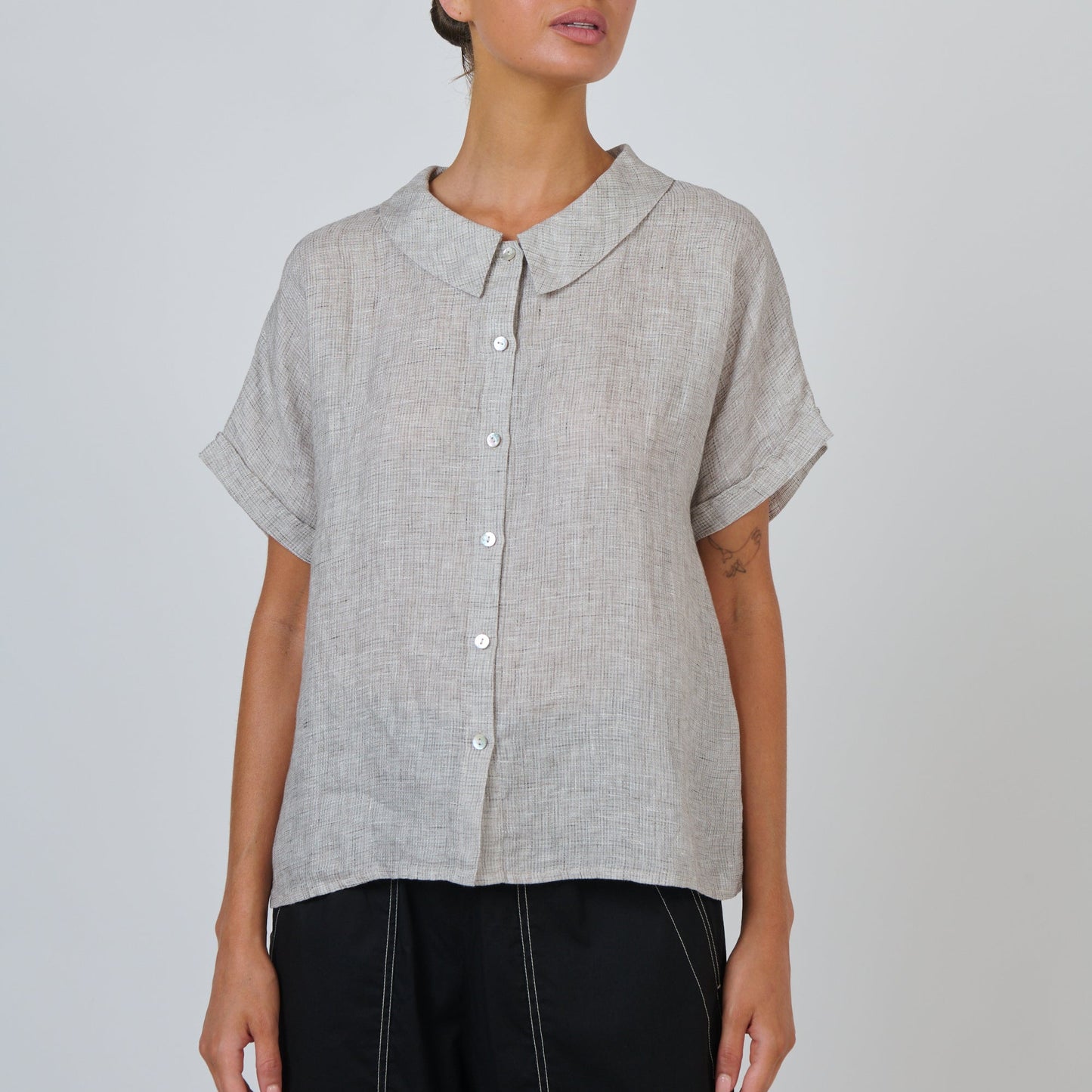 Naturals BY O&J feminine top in soft textured Linen GA314 in Chai