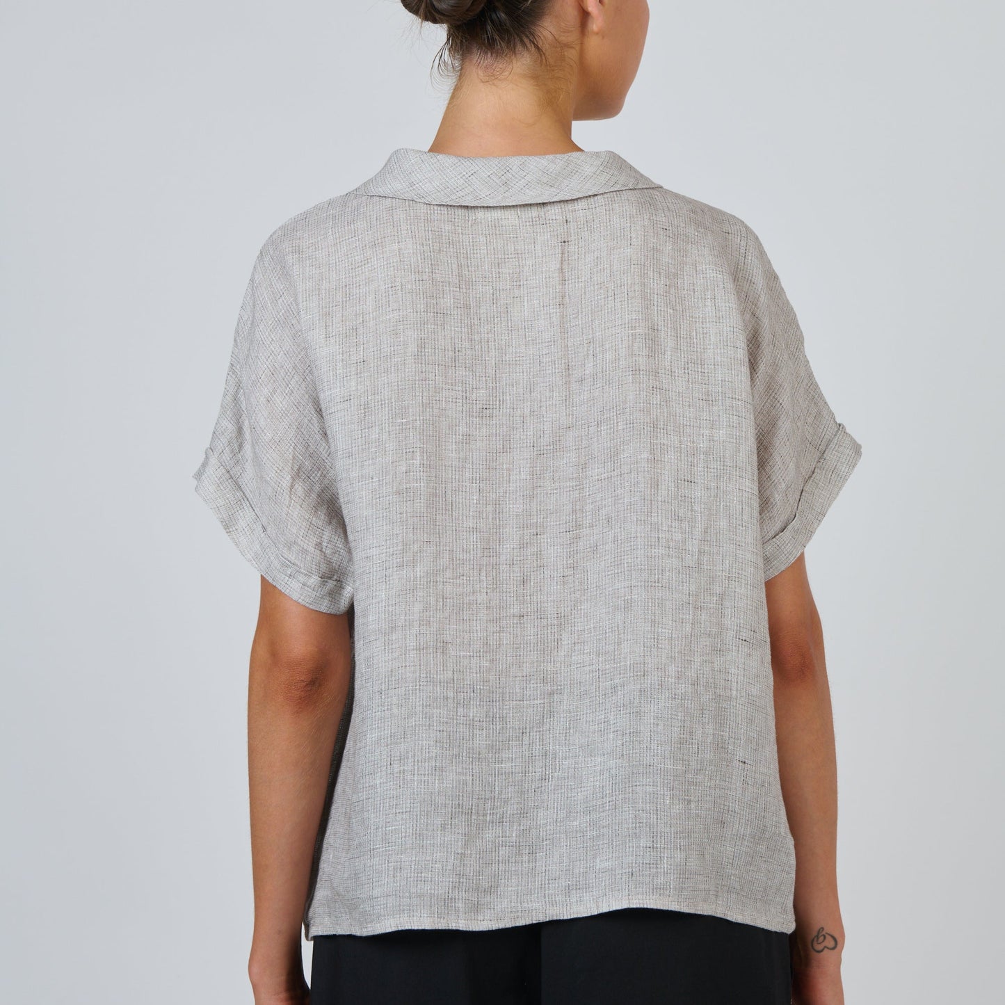 Naturals BY O&J Linen top GA314 in Chai with shell buttons