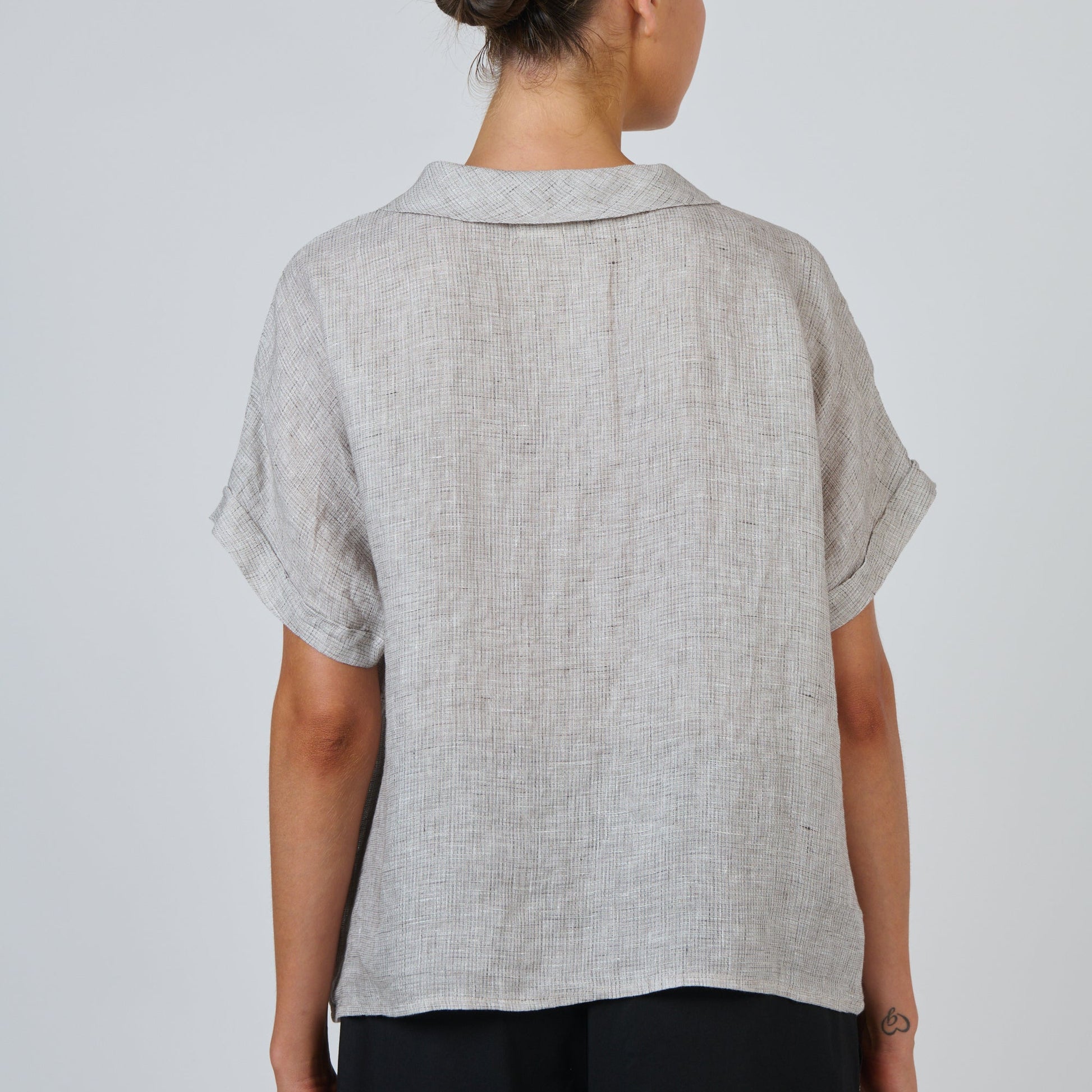 Naturals BY O&J Linen top GA314 in Chai with shell buttons