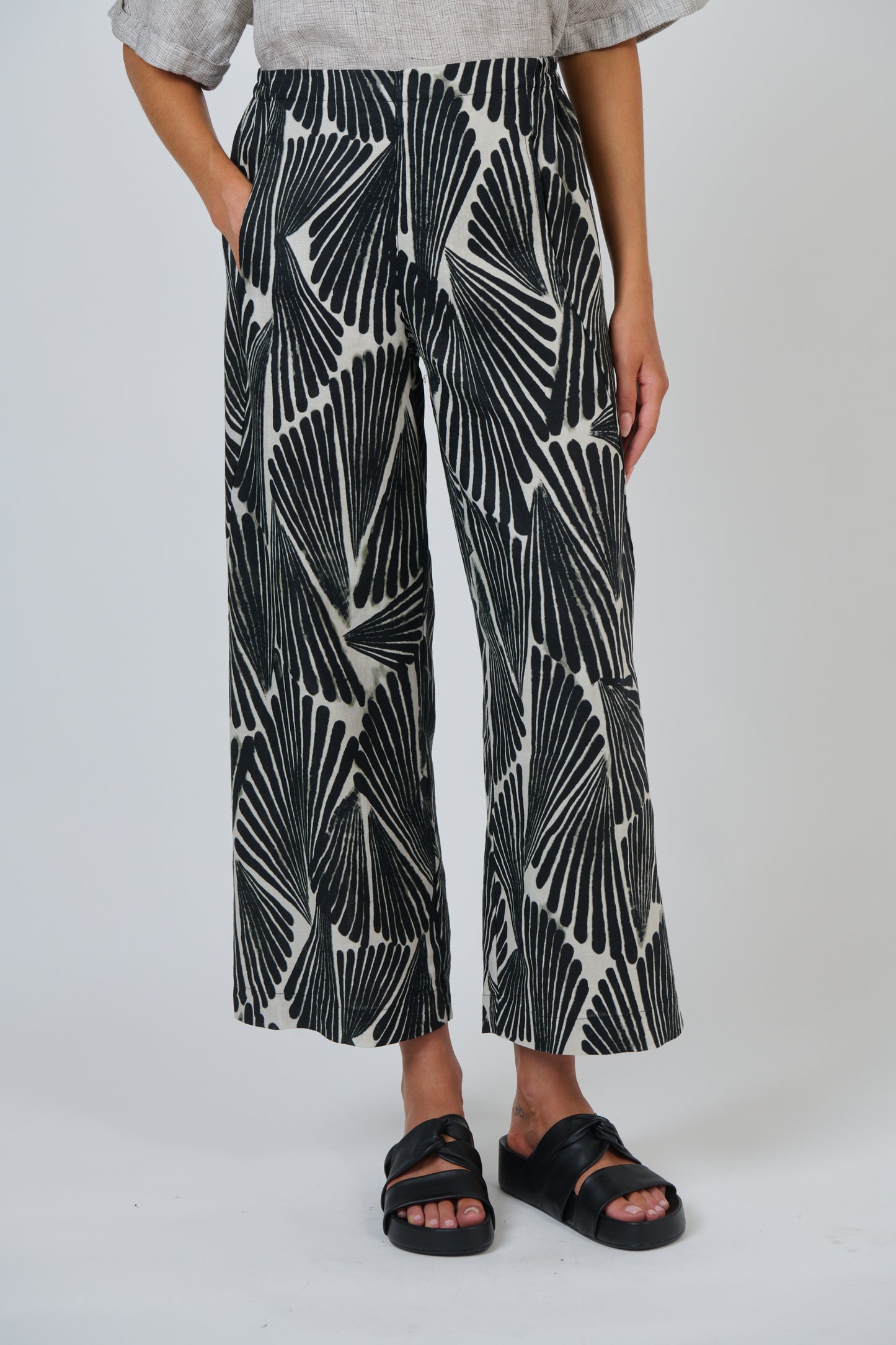 Naturals by O&J wide linen summer pants in black and white print