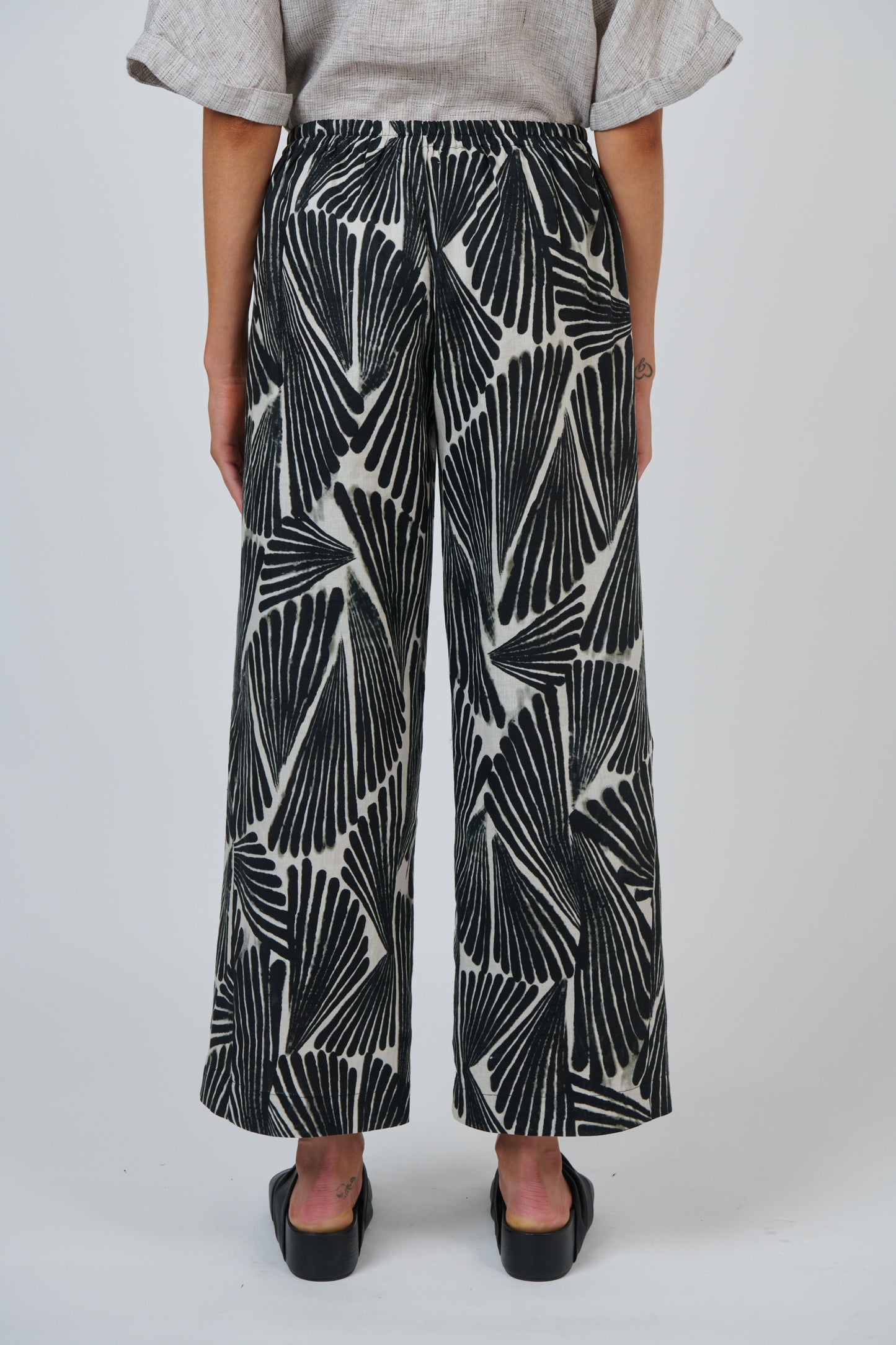 Naturals by O&J wide linen pants GA398 in Follies print