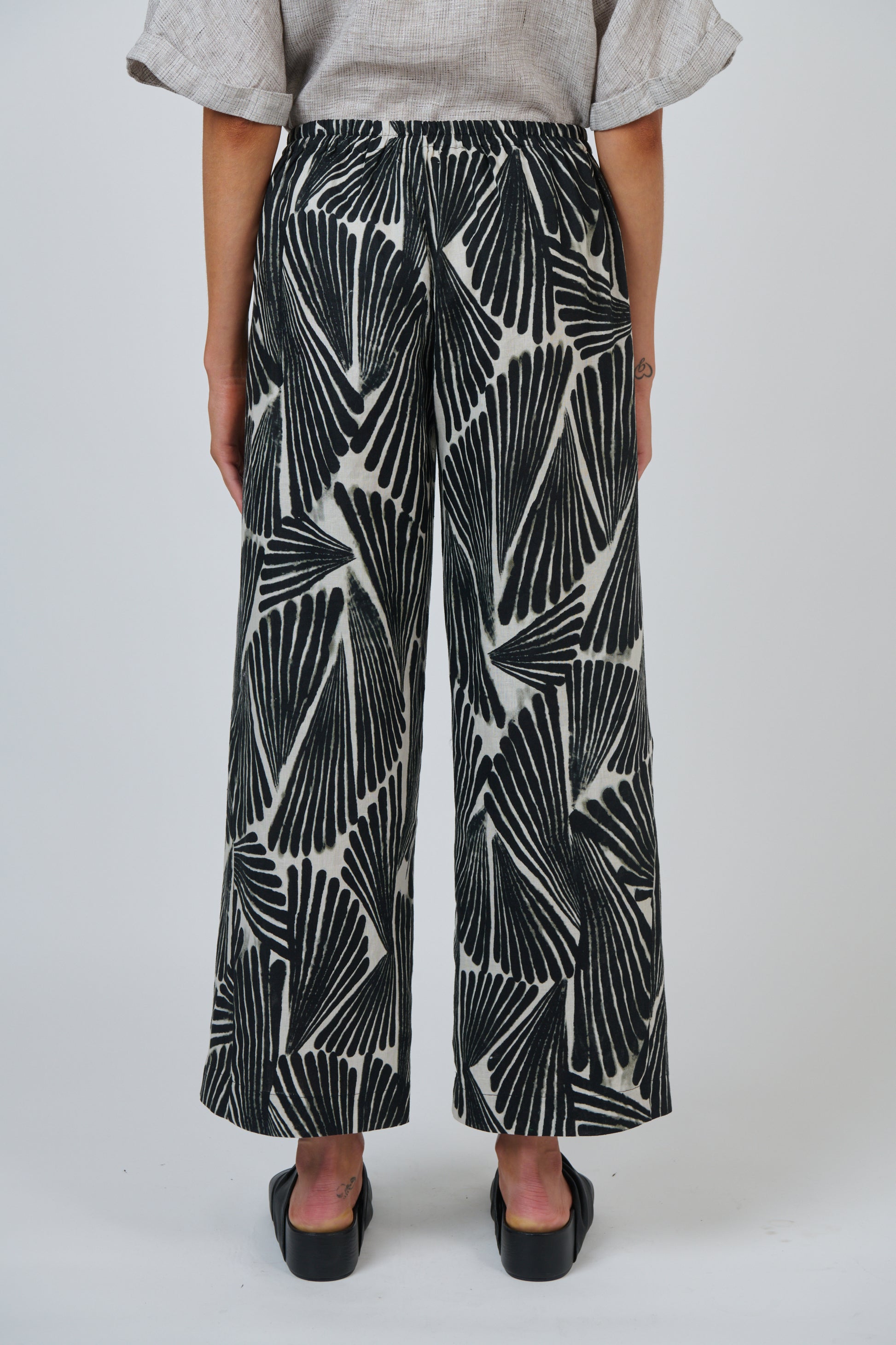 Naturals by O&J wide linen pants GA398 in Follies print