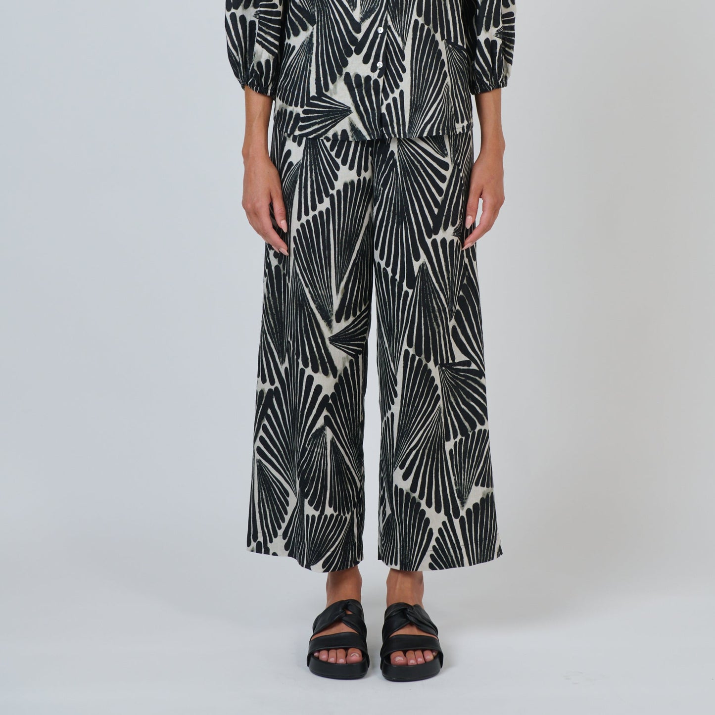 Naturals by O&J wide linen pants in black and white print